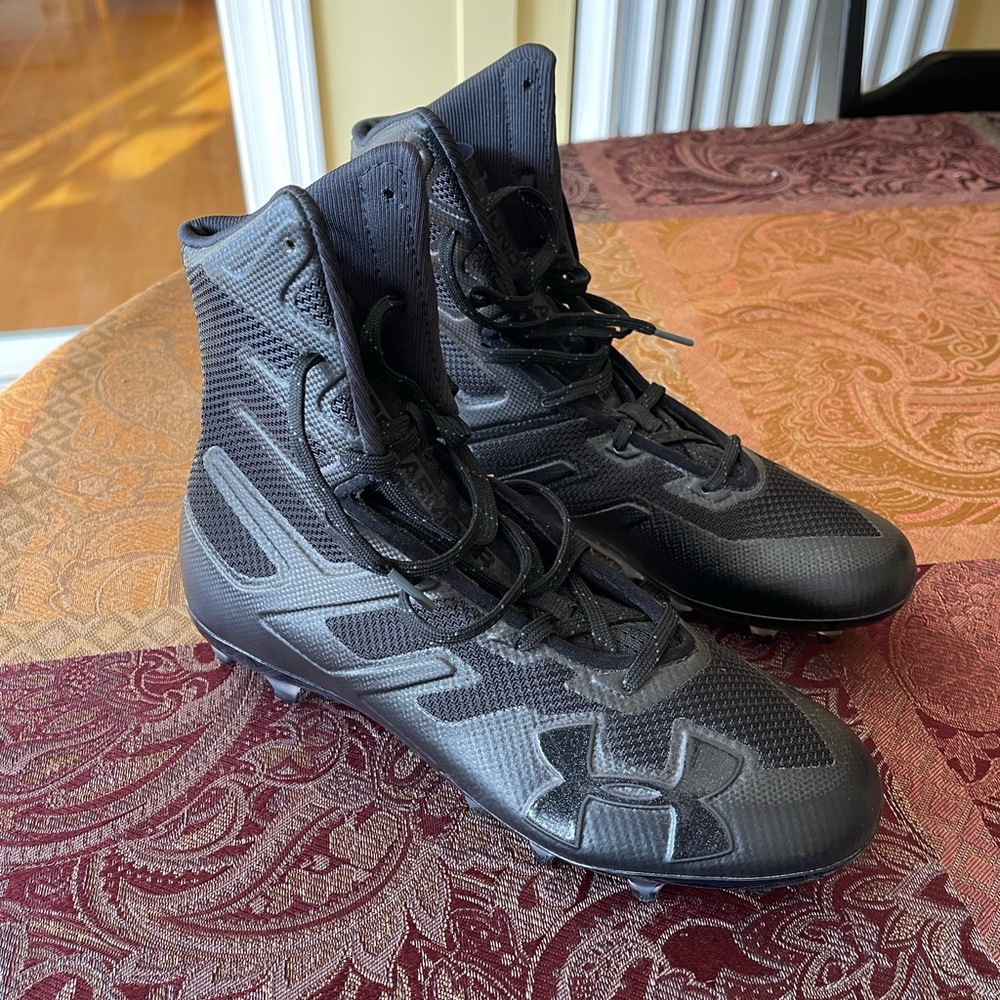 UNDER ARMOUR MENS CLEATS -SIZE 8